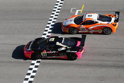 #173 Ineco MP - Racing Ferrari 458: Коринна Гостнер борется с #377 Mille Motor Cars Ferrari 458: Джо