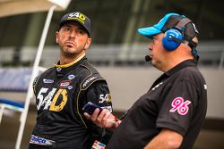 Jorge Goeters, GRT 54D con un miembro de su equipo en pits