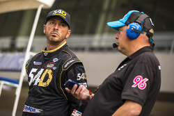 Jorge Goeters, GRT 54D con un miembro de su equipo en pits