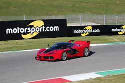 Ferrari FXX Programme, Ferrari FXX K en action avec des panneaux Motorsport.com en arrière-plan