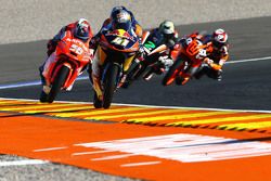 Brad Binder, Red Bull KTM Ajo devant un groupe