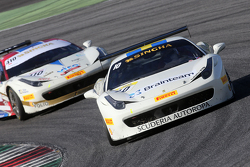 #10 Scuderia Autoropa Ferrari 458: Henrik Hedman avanti a #410 Ferrari Jakarta Ferrari 458 Renaldi Hutasoit