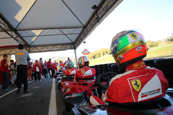 I piloti pronti a scendere in pista per la gara con i go kart