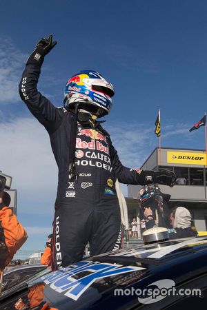 Winner Jamie Whincup, Triple Eight Race Engineering Holden 