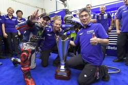 Le vainqueur de la course et Champion du Monde MotoGP 2015 Jorge Lorenzo, Yamaha Factory Racing, avec Lin Jarvis et Kouichi Tsuji
