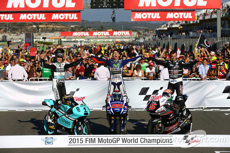 7. Moto3 campeón Danny Kent y leopard Racing Honda MotoGP campeón Jorge Lorenzo, Yamaha Factory Racing y Moto2 campeón Johann Zarco, Kalex Ajo Motorsport