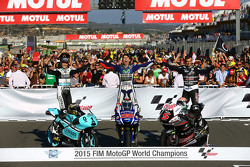 Le Champion du Monde Moto3 Danny Kent, Leopard Racing Honda, le Champion du Monde MotoGP Jorge Lorenzo, Yamaha Factory Racing, et le Champion du Monde Moto2 Johann Zarco, Ajo Motorsport Kalex