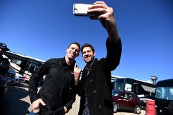 Schauspieler John Krasinski trifft Carl Edwards, Joe Gibbs Racing