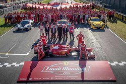 Ferrari Finali Mondiali ritratto di famiglia con i piloti della Scuderia F1 Sebastian Vettel e Kimi Raikkonen