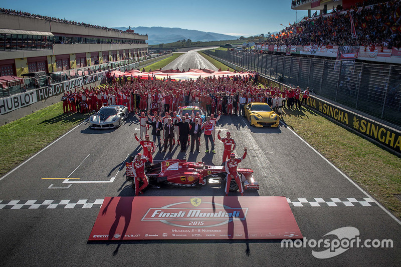 Ferrari Finali Mondiali, Gruppenfoto mit den Formel-1-Piloten Sebastian Vettel und Kimi Räikkönen