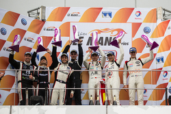 LMP3 领奖台: 冠军程飞、董荷斌、Thomas Laurent;亚军阿历克斯·卡帕蒂亚、Masataka Yanagida, Olie Hancock