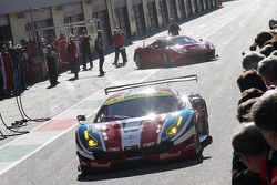 La Ferrari 488 GTE e la Ferrari 488 GT3 sul rettilineo del circuito del Mugello nella pit lane