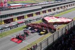 I componenti della Scuderia Ferrari schierati per la foto ufficiale