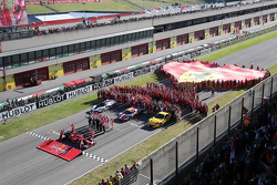 I componenti della Scuderia Ferrari schierati per la foto ufficiale