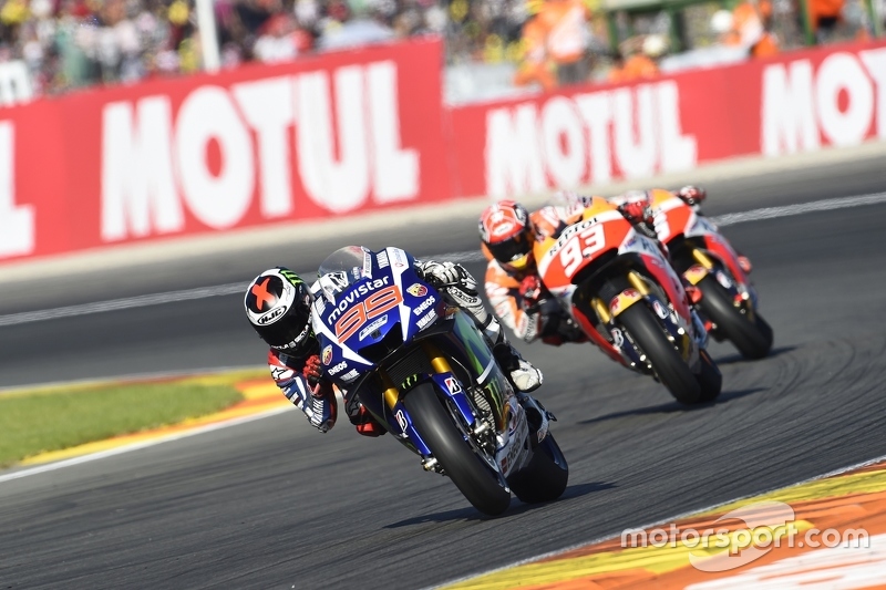 Lorenzo deelt de lakens uit, Rossi’s lot in handen van Marquez