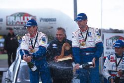 Les vainqueurs Marcus Gronholm et Timo Rautiainen, Peugeot Sport Peugeot 206 WRC