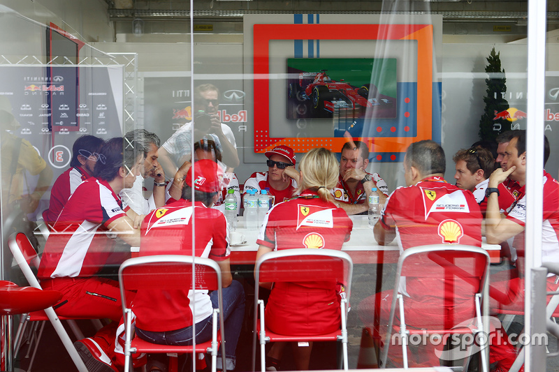 Enquanto isso, a Ferrari se reúne