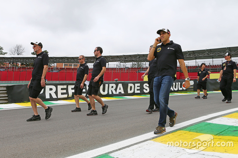 Pastor Maldonado e membros da Lotus caminham pelo circuito