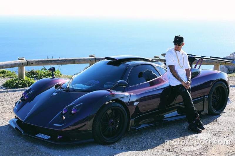 Sem jamais esconder sua atração por supercarros, motocicletas, luxo e festas, Hamilton passou a 'ostentar' suas conquistas materiais.