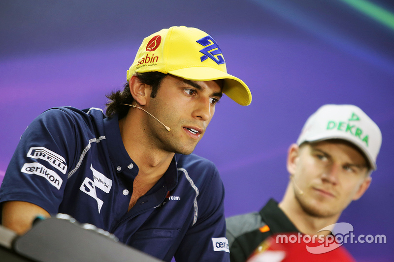 Felipe Nasr é observado por Nico Hulkenberg