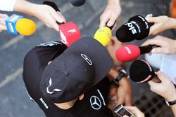 Lewis Hamilton, Mercedes AMG F1, mit der Presse