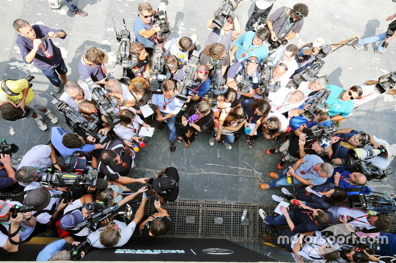 Lewis Hamilton, Mercedes AMG F1 con los medios