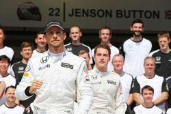 Jenson Button, McLaren et Stoffel Vandoorne, Pilote de réserve et d'essais McLaren lors d'une photo collective