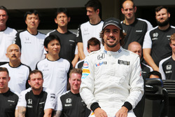 Fernando Alonso, McLaren, beim Teamfoto