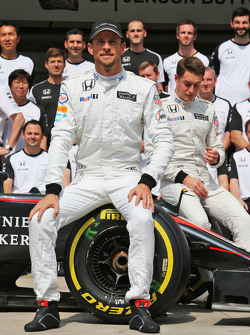 Jenson Button, McLaren y Stoffel Vandoorne, McLaren piloto de prueba y de reserva en una fotografía