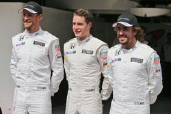 Jenson Button, McLaren con Stoffel Vandoorne, McLaren Piloto de Prueba y de Reserva y Fernando Alons