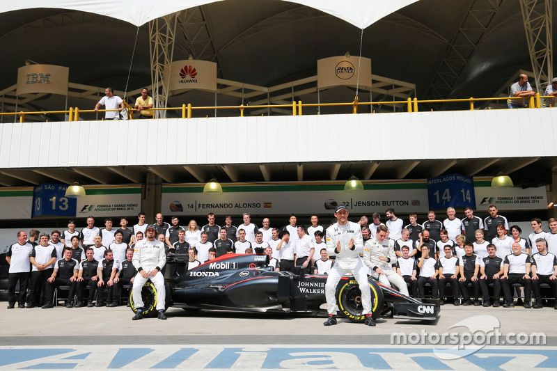 Fernando Alonso, McLaren; Jenson Button, McLaren; y Stoffel Vandoorne, McLaren piloto de prueba y de reserva en una fotografía de equipo