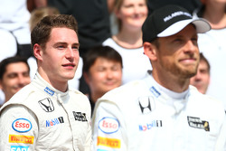 Stoffel Vandoorne, McLaren Piloto de Prueba y de Reserva y Jenson Button, McLaren en una fotografía