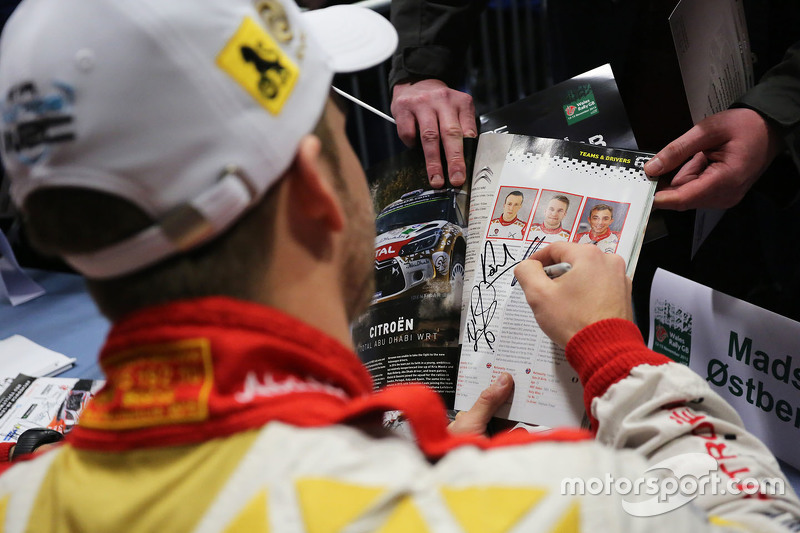 Mads Ostberg, Citroën World Rally Team firma autógrafos para los fans