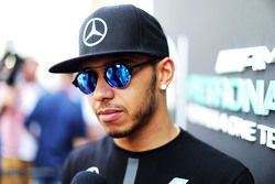 Lewis Hamilton, Mercedes AMG F1 dando entrevistas