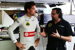 Jolyon Palmer, pilote d'essais et de réserve Lotus F1 Team avec Julien Simon-Chautemps, Ingénieur de Course Lotus F1 Team