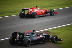 Fernando Alonso'nun McLaren Honda MP4-30'u, ikinci antrenmanlarda Sebastian Vettel tarafından geçili