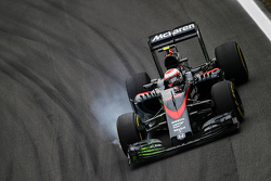 Jenson Button, McLaren MP4-30 blokkeert een wiel