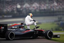 Fernando Alonso, McLaren MP4-30 se detuvo en el circuito en la segunda sesión de práctica