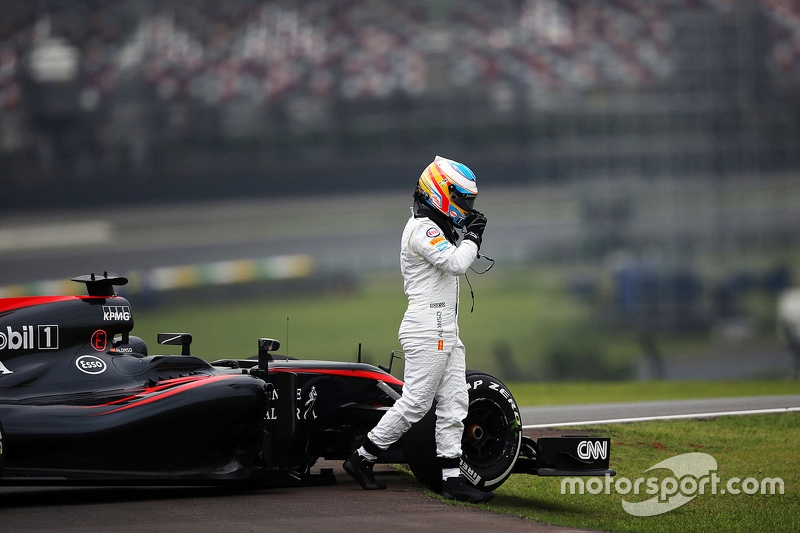 Fernando Alonso, McLaren MP4-30 se detuvo en el circuito en la segunda sesión de práctica