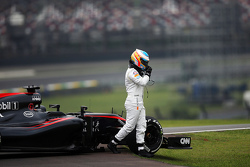 Fernando Alonso, McLaren MP4-30 stopped on the circuit in the second practice session