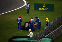 Fernando Alonso, McLaren observa como mariscales quitan su McLaren MP4-30 del circuito en la segunda