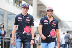 (L naar R): Max Verstappen, Scuderia Toro Rosso met teamgenoot Carlos Sainz Jr., Scuderia Toro Rosso