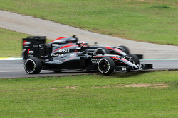 Jenson Button, McLaren MP4-30 dépasse la McLaren MP4-30 à l'arrêt de Fernando Alonso, McLaren