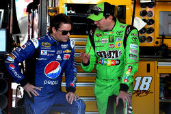 Jeff Gordon, Hendrick Motorsports Chevrolet and Kyle Busch, Joe Gibbs Racing Toyota