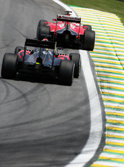 Kimi Raikkonen, Ferrari SF15-T voor Fernando Alonso, McLaren MP4-30