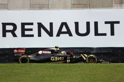 Pastor Maldonado, Lotus F1 E23 devant un panneau publicitaire Renault