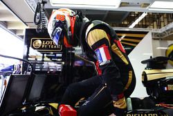 Romain Grosjean, Lotus F1 E23 porte un brassard tricolore en hommage aux victimes des attentats de Paris