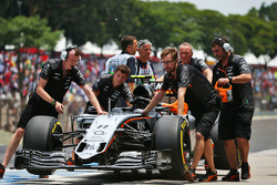 Mecánicos de Sahara Force India F1 Team empujan el Sahara Force India F1 VJM08 de Sergio Pérez,
