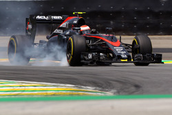 Дженсон Баттон, McLaren MP4-30 блокирует колеса на торможении