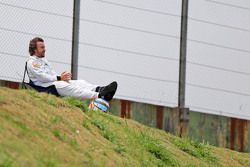 Fernando Alonso, McLaren regarde les qualifications en bord de piste sur une chaise